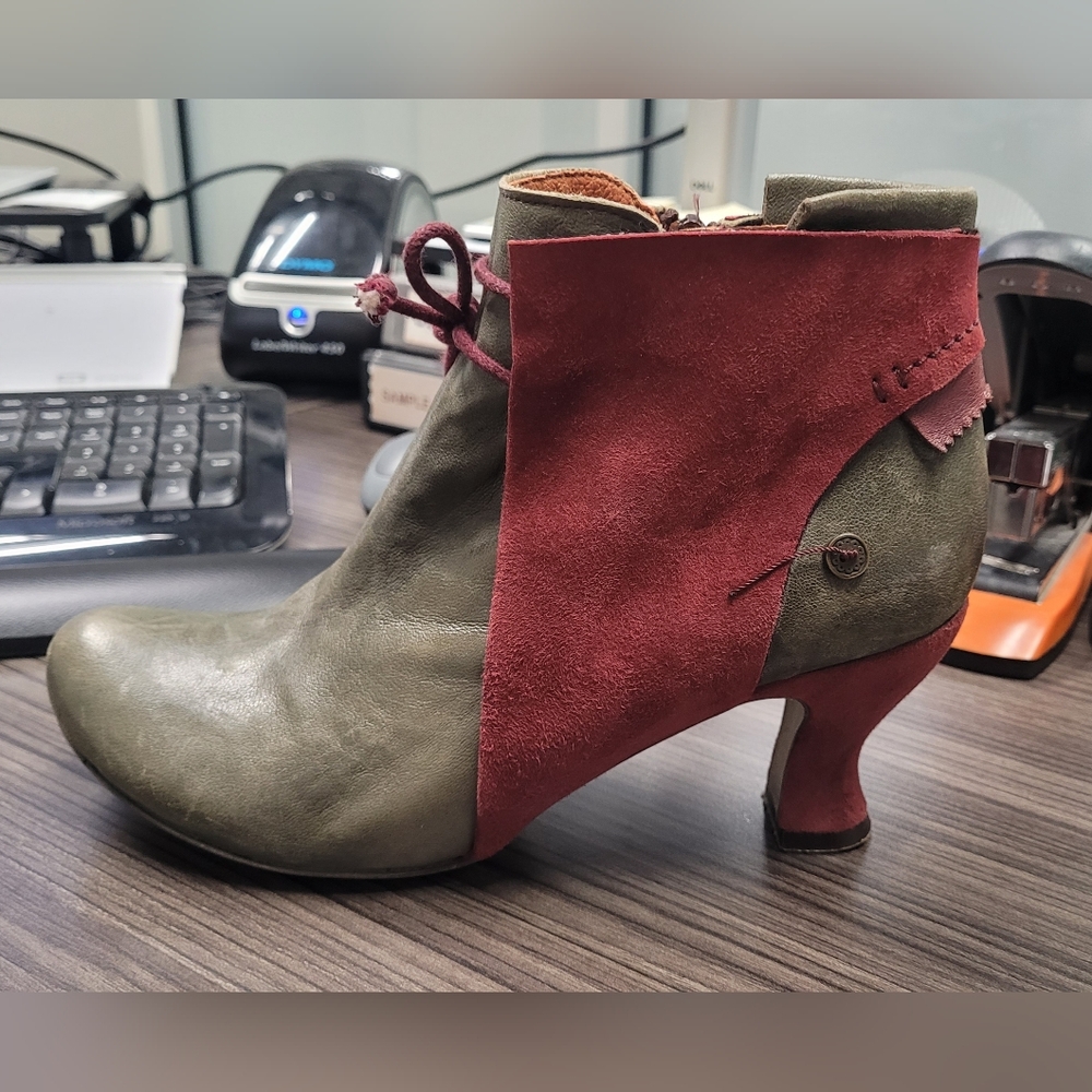 Gold Button 9014 Two-Tone Ankle Boots